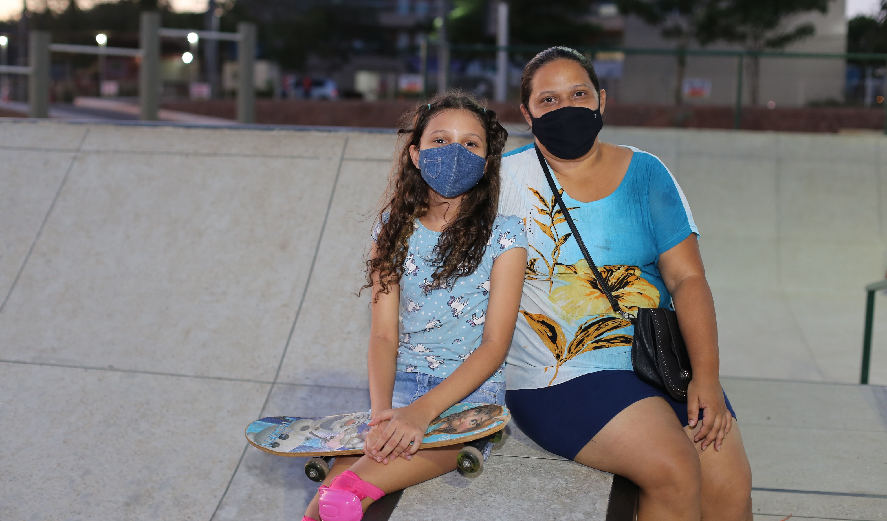 mãe e filha posam para a foto